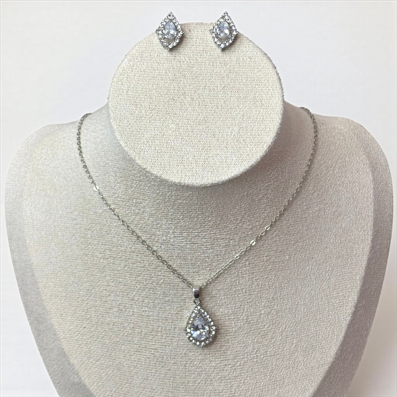 Luxury Necklace And Earrings Set